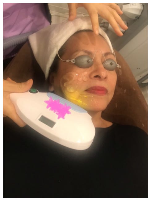 施術中のカルメンさん/アレクサンダーオフィシャルブログ(Ameba)より