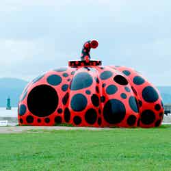 草間彌生「赤かぼちゃ」2006年 直島・宮浦港緑地 写真/青地 大輔 ※差し明前