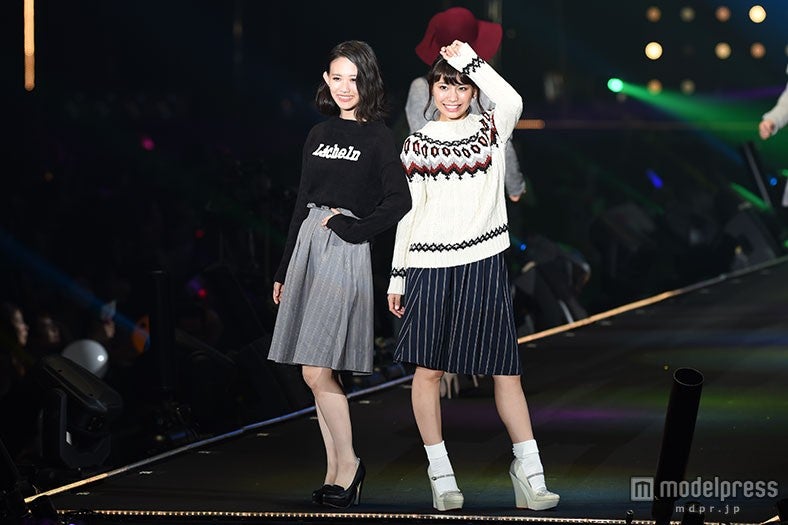 秋冬のトレンドカジュアルファッションを披露／勝田梨乃（左）＆宮﨑理奈（右）