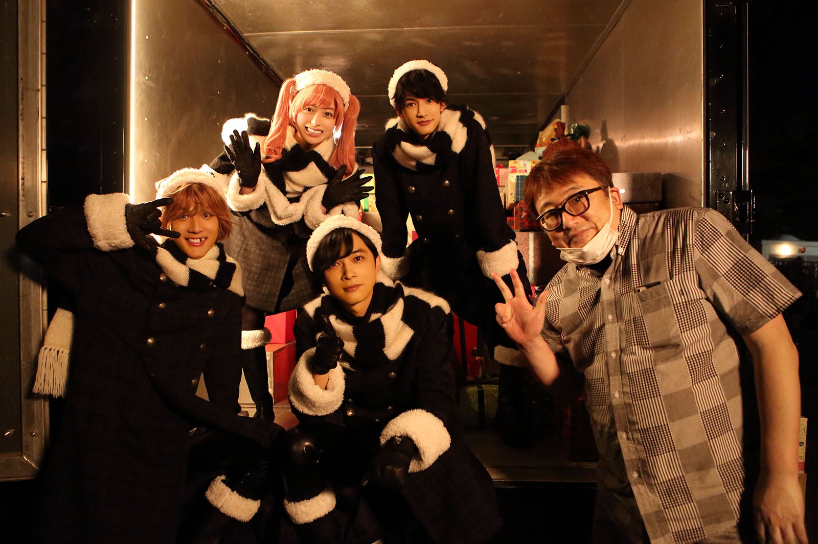 吉沢亮、中川大志と5000個の大福を前にふざける　橋本環奈も笑顔「ブラックナイトパレード」オフショット公開