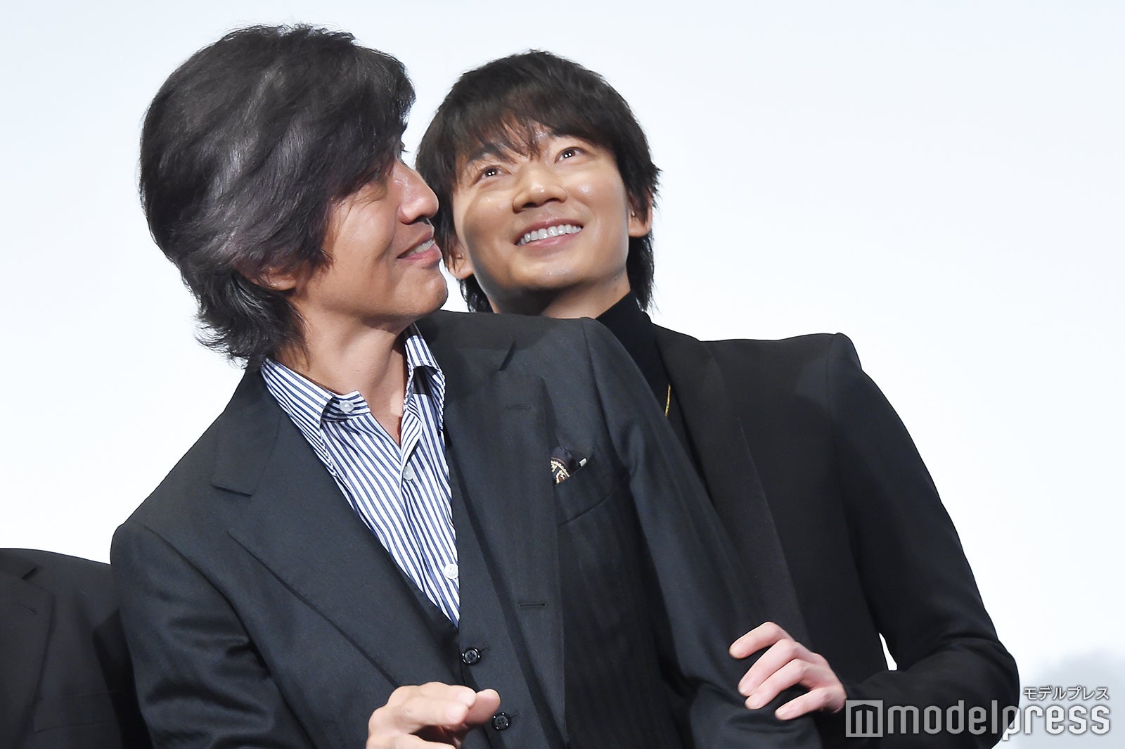 突然、佐藤浩市（手前）の後ろに隠れる綾野剛 （C）モデルプレス