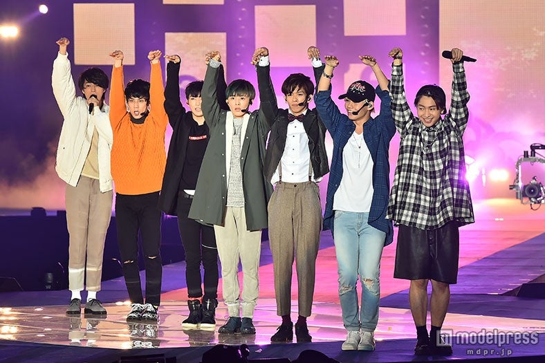 超特急の全力パフォーマンスに3万4000人熱狂「今日は皆8号車！」＜GirlsAward 2015 A／W＞【モデルプレス】