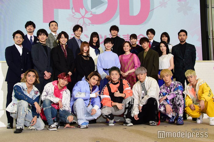 (3列目左から)竹財輝之助、吉田宗洋、猪塚健太、大友花恋、小関裕太、喜多乃愛、高杉真宙、竹内愛紗(2列目左から)大谷亮平、甲斐翔真、松尾太陽、中村ゆりか、石橋菜津美、ベッキー 、白濱亜嵐、桜庭ななみ、小柳友(1列目)BALLISTIK BOYZ/2019年度FODコンテンツ発表会より (C)モデルプレス