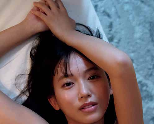 志田音々、美バスト際立つ水着姿で誘惑