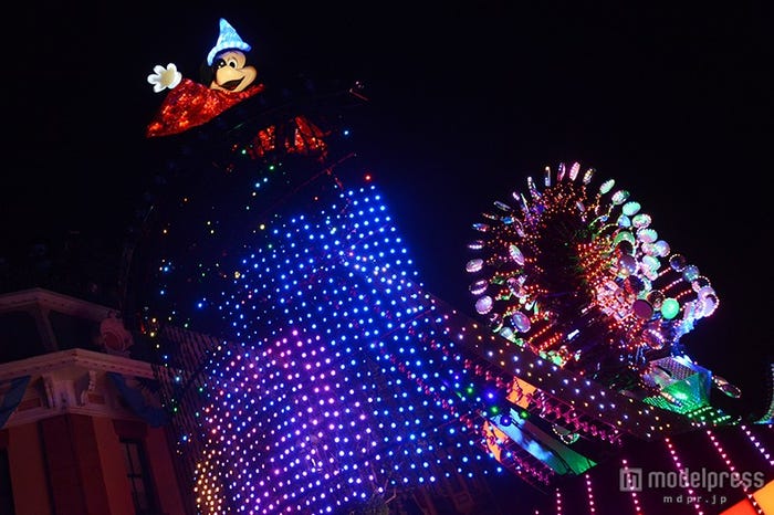 LEDライトを使用した光り輝くパレード「ペイント・ザ・ナイト・パレード」