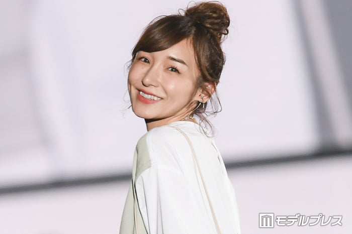 加護亜依、谷間際立つセットアップコーデ披露で「カジュアルだけどセクシー」「着こなせるの流石」の声
