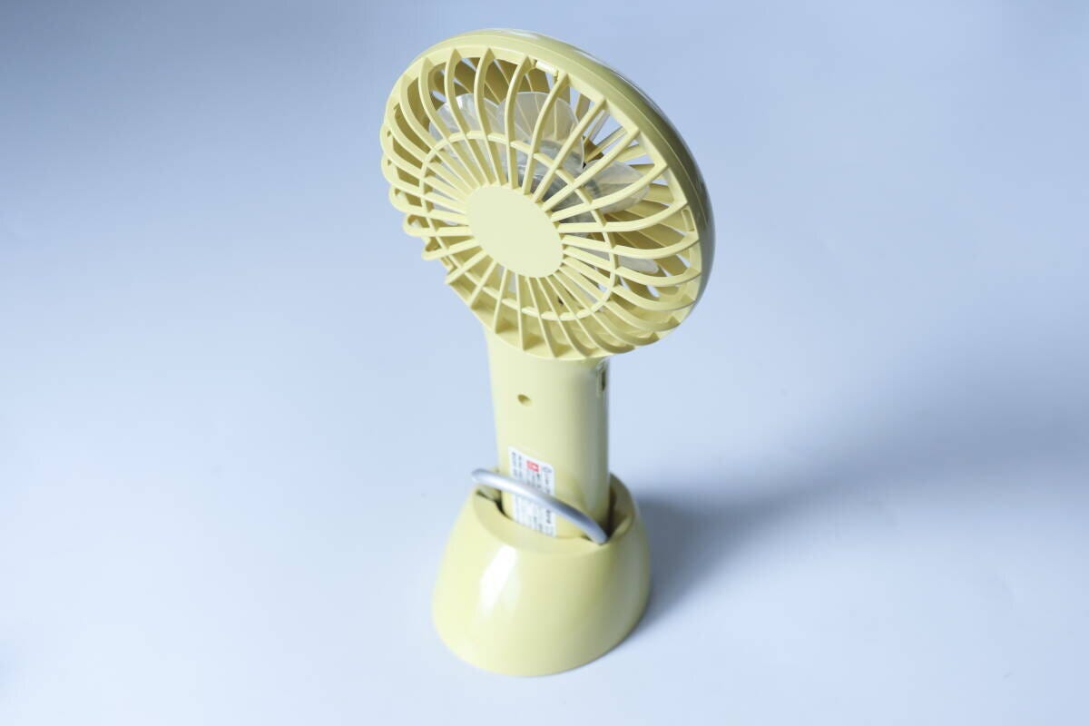 ダイソー　充電式スリムハンディファン