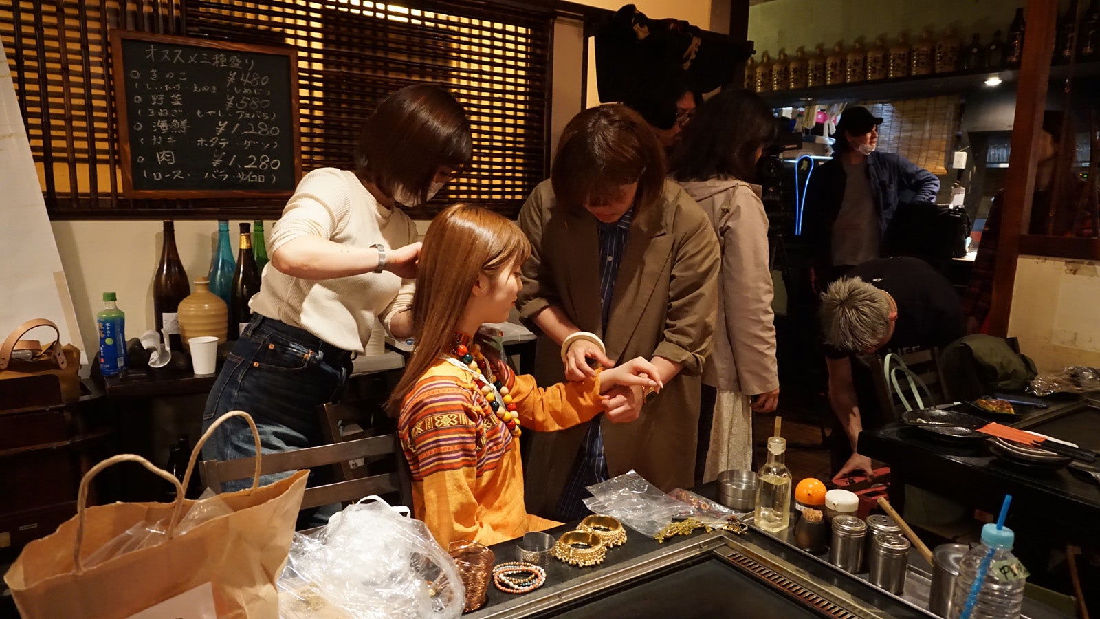 ちゃんえな、衣装を着ていざ撮影 （C）AbemaTV