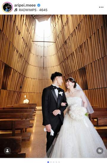 「美しい」「完璧な写真」元“ワタガシ”東野有紗、純白ドレスの挙式姿に反響「素敵な新郎新婦」