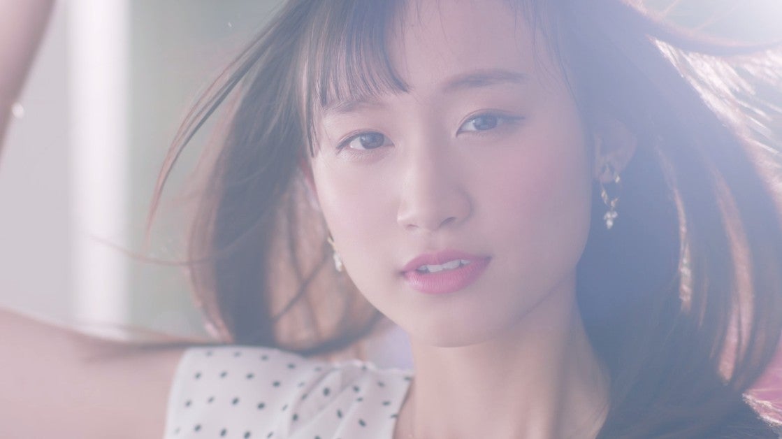 CMで“逆壁ドン”する美女は誰？かわいすぎるウィンクに降参