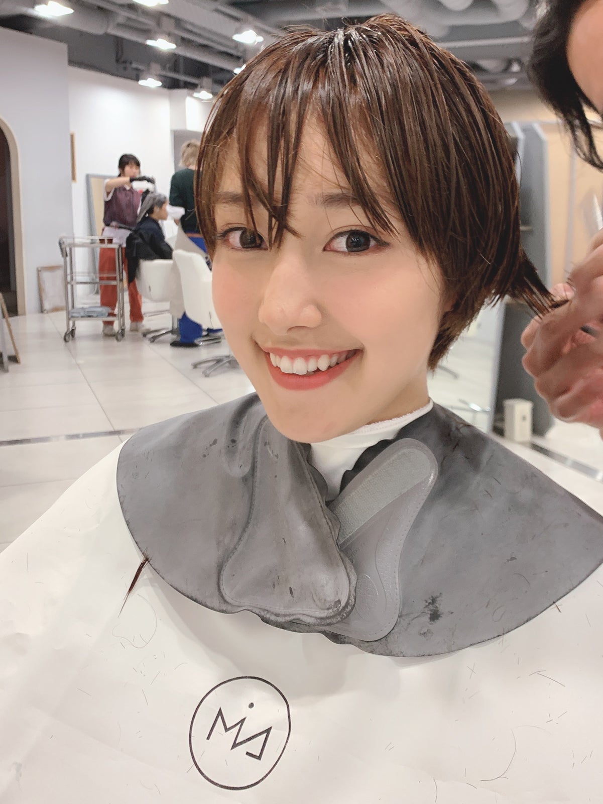 ヘアカット中のami（提供写真）