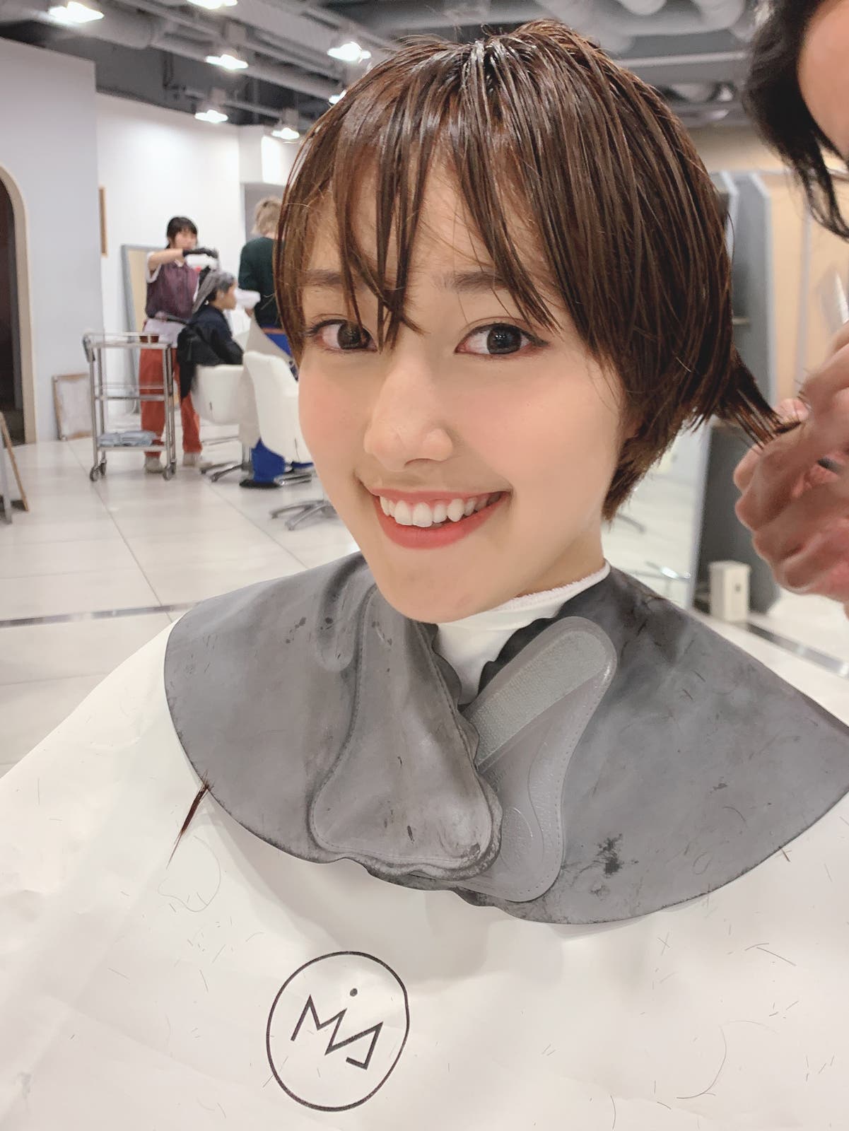 ヘアカット中のami(提供写真)