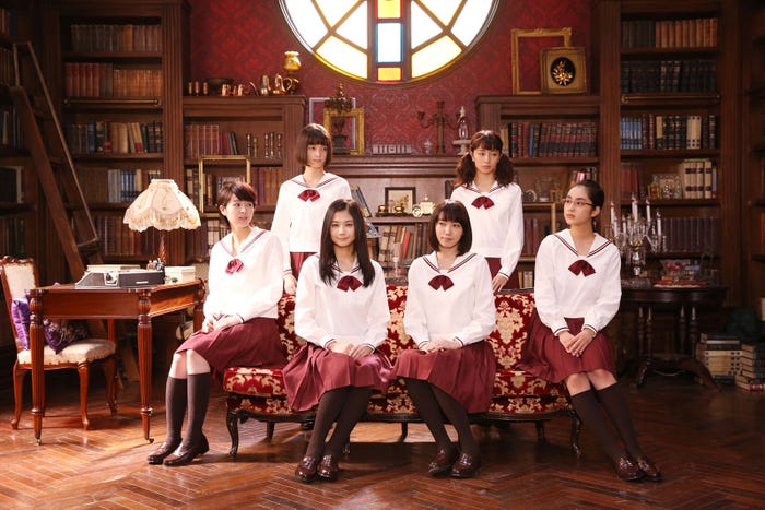 (前列左から)清野菜名、清水富美加、飯豊まりえ、平祐奈(後列左から)玉城ティナ、小島梨里杏(C)2017「暗黒女子」製作委員会(C)秋吉理香子/双葉社