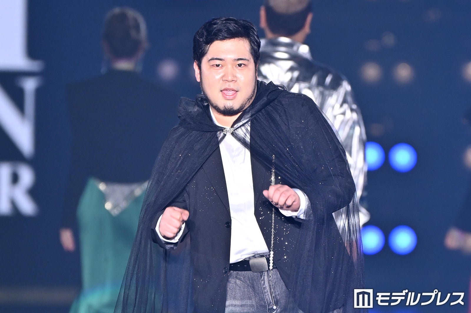 令和ロマン・松井ケムリ、レースマント姿でシークレット登場 終始笑顔でお手振り【関コレ2026S/S】