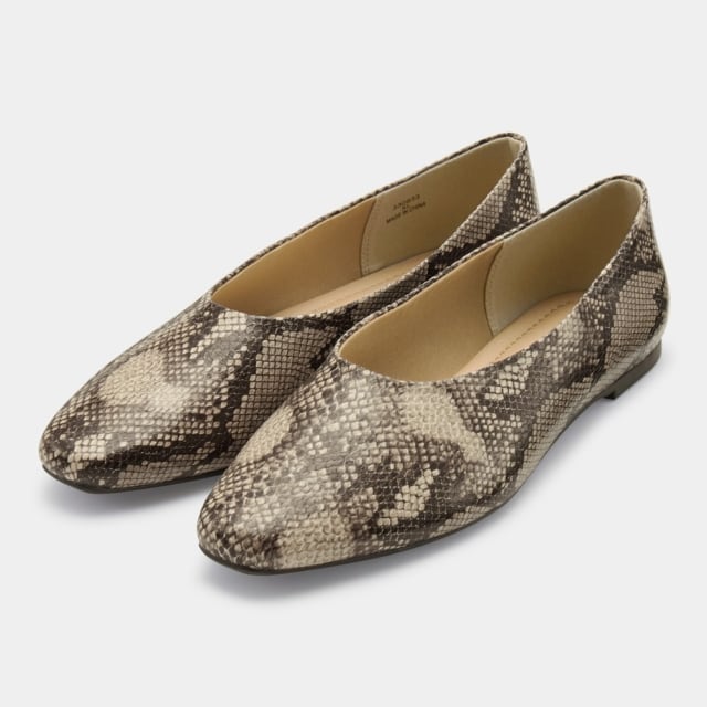 スネーク柄のフラットシューズ