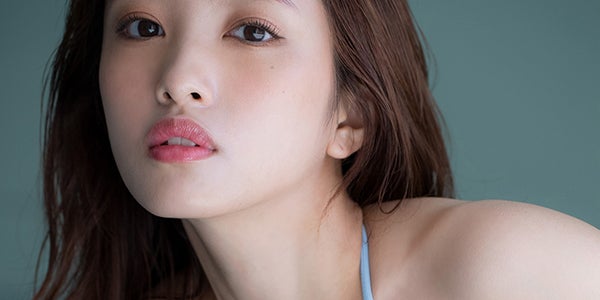 AKB48向井地美音、胸元セクシー衣装で妖艶な雰囲気 1st写真集「胸騒ぎ