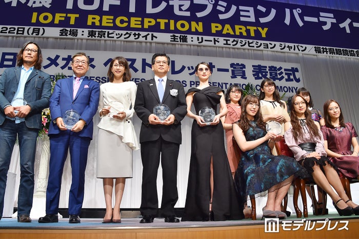 (左から)豊川悦司、似鳥昭雄氏、加藤綾子、石井啓一氏、ダレノガレ明美、森戸知沙希、譜久村聖、牧野真莉愛、飯窪春菜、横山玲奈、小田さくら (C)モデルプレス