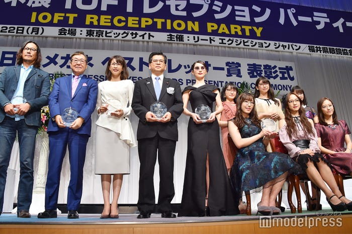 (左から)豊川悦司、似鳥昭雄氏、加藤綾子、石井啓一氏、ダレノガレ明美、森戸知沙希、譜久村聖、牧野真莉愛、飯窪春菜、横山玲奈、小田さくら (C)モデルプレス