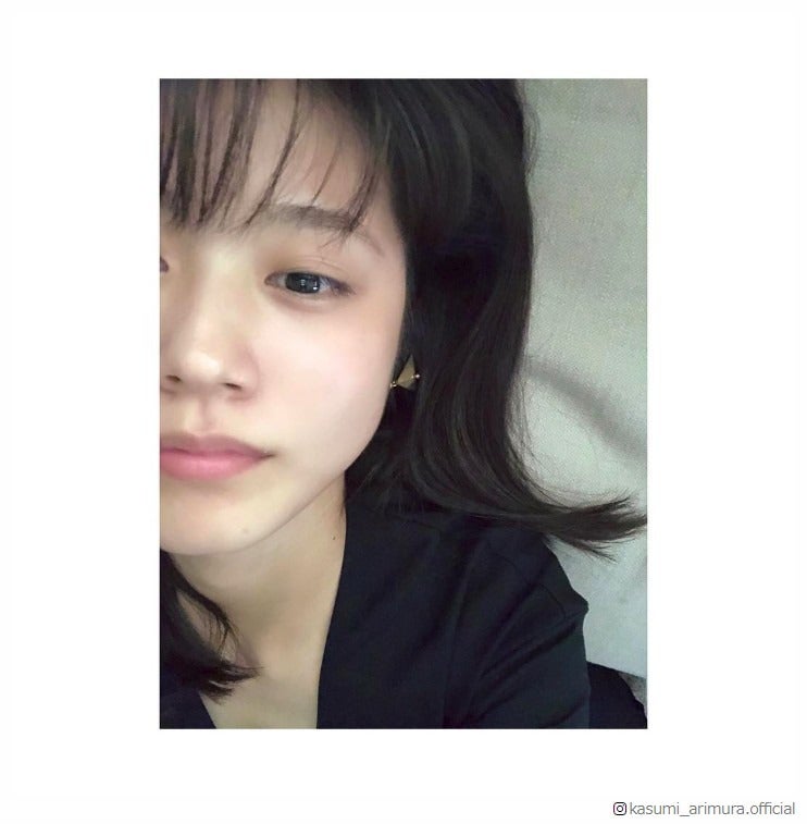 有村架純“ソファーでゴロゴロ”ショットに「神級に可愛い」「潤んだ瞳がセクシー」と絶賛の声