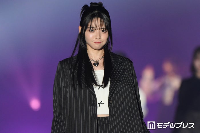 FRUITS ZIPPER鎮西寿々歌、ミニスカート姿で美脚＆美ウエスト披露【TGC熊本2024】