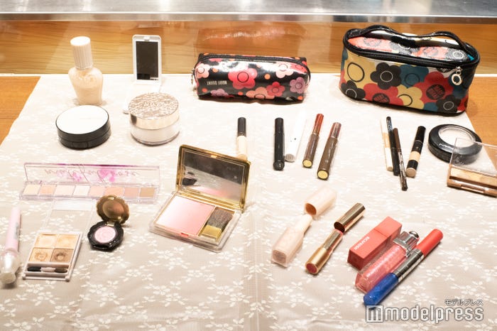 リップ類は細長い方のポーチに収納 (C)モデルプレス