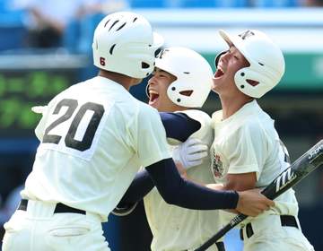 日大三が劇勝で4強 九回あと1死から逆転3ラン 主将のプロ注目・田中諒が勝利後に目頭押さえる 殊勲の高道海心「まさか入るとは。人生初ホームランはうれしい」