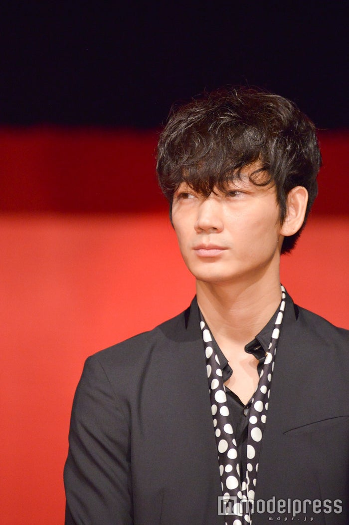綾野剛 二宮和也ら共演者や報道陣を今宵も スーパーエスコート モデルプレス 綾野剛 二宮和也ら共演者や報道陣を今宵も スーパーエスコート モデルプレス