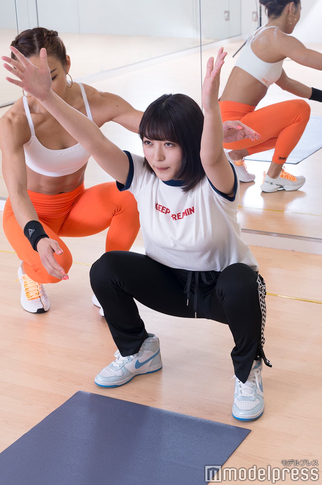 スクワットの指導を受けるNono (C)モデルプレス