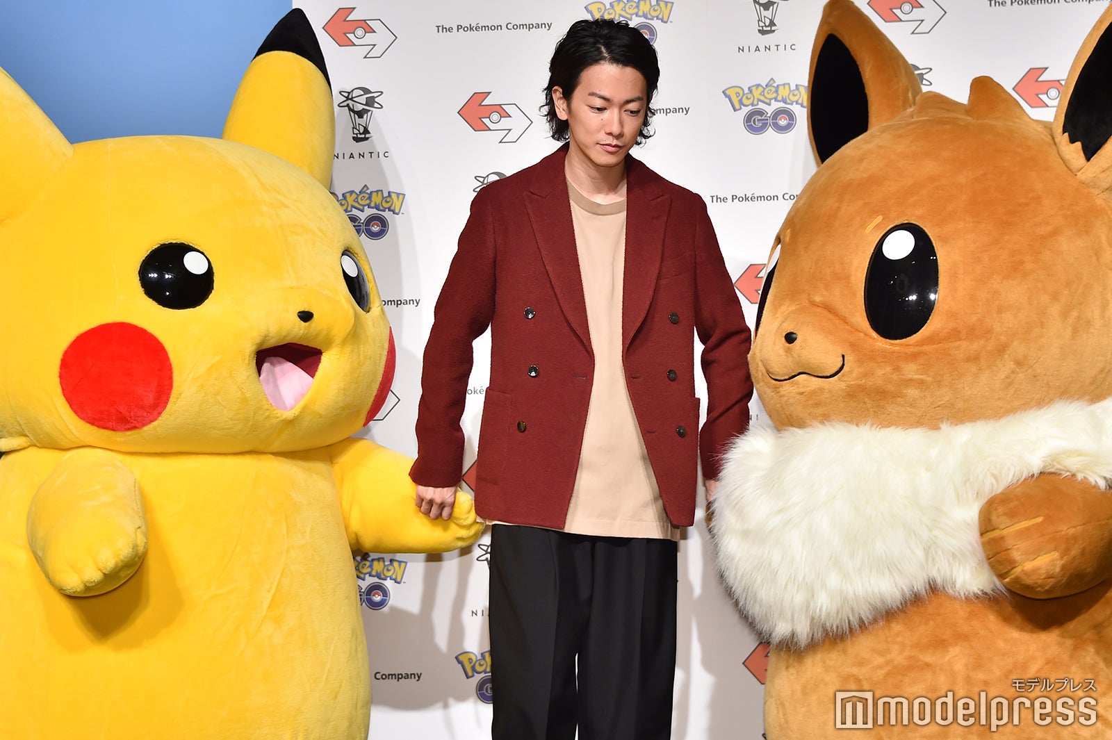ピカチュウ、イーブイの手を引いて去っていく佐藤健（C）モデルプレス