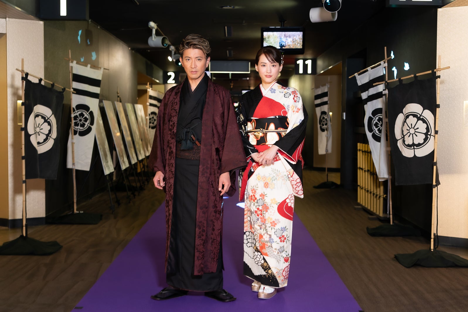 木村拓哉＆綾瀬はるか、妖艶な和装姿披露　舞台挨拶中にハプニングも＜レジェンド＆バタフライ＞