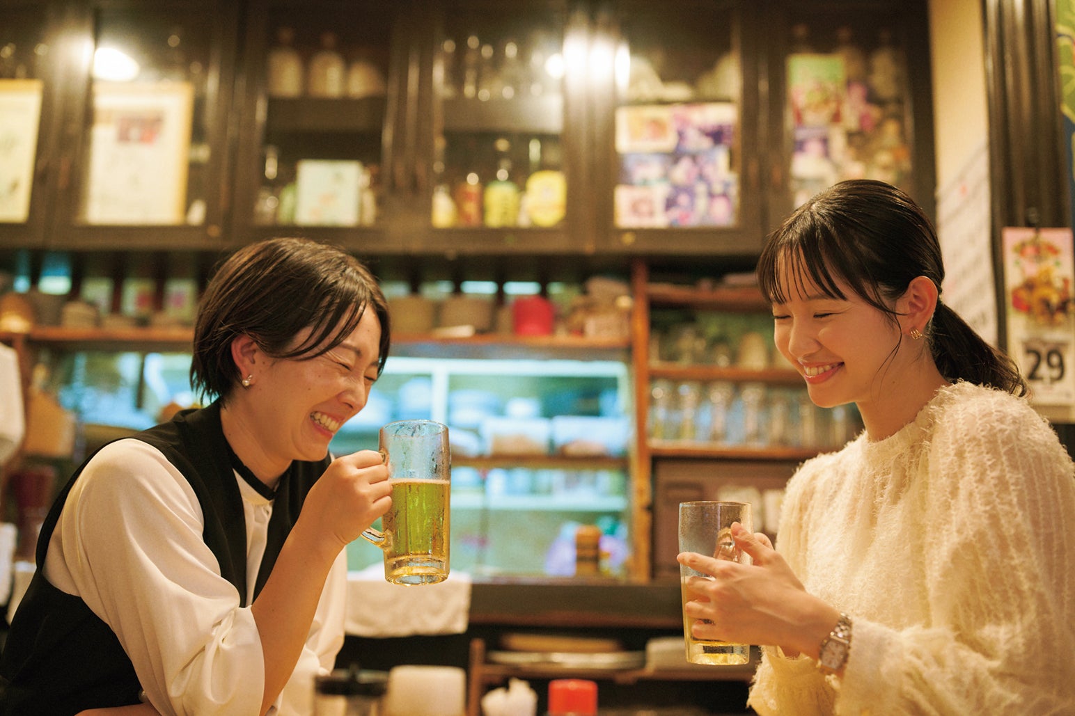 狩野恵里アナ、田中瞳アナ「瞳のまにまに」（C）熊木優／講談社