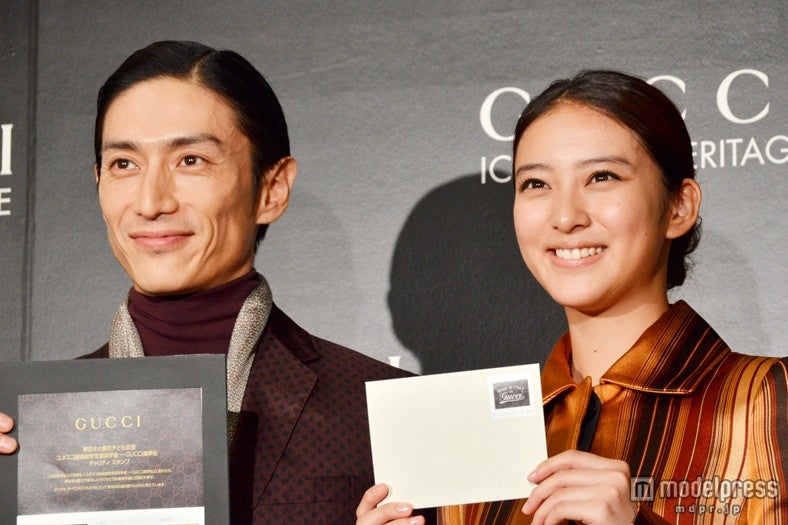 武井咲（右）と伊勢谷友介（左）