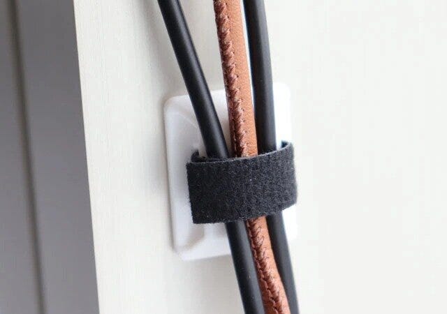 ダイソーの自由度の高いベルト付コードフック（粘着、3個）