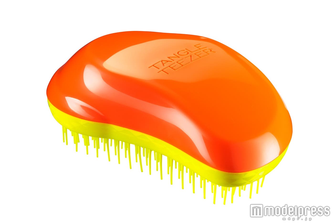 カーラ・デルヴィーニュ愛用は「タングルティーザー マンダリンスウィーティ」