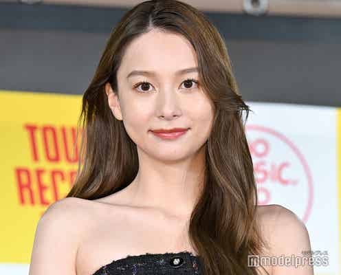 Niki、美デコルテ&美脚披露のミニ丈ワンピ姿で登場 “女性らしさ残した”抜群スタイルの秘訣告白【slow motion】