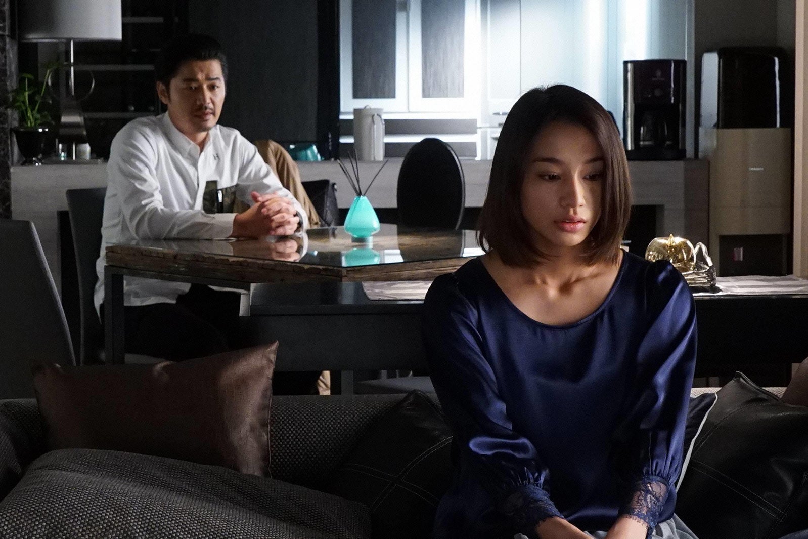 平山浩行、高橋メアリージュン／「隣の家族は青く見える」第3話より（C）フジテレビ