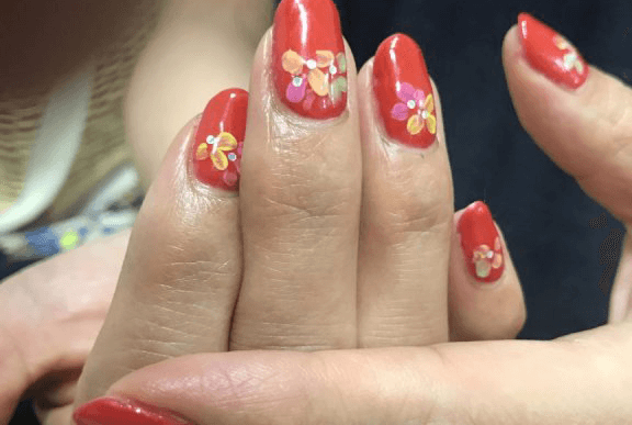 指先にパワーを感じるカラーをプラス