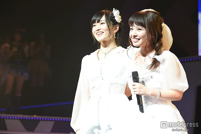 山本彩&山田菜々「友達」(C)AKS
