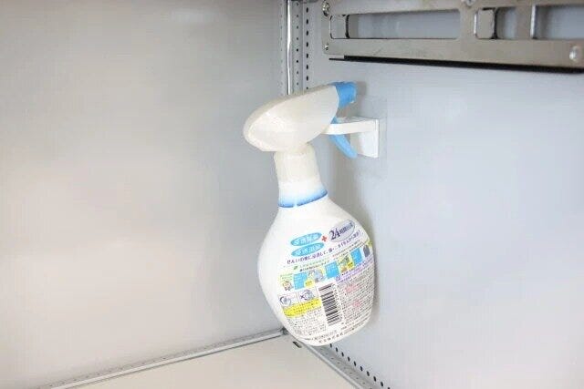 セリアの浮かせる収納ができる粘着シート　折りたたみスプレーホルダー