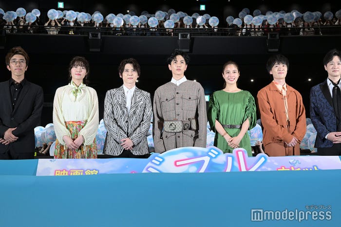(左から)荒木哲郎監督、千本木彩花、梶裕貴、志尊淳、広瀬アリス、畠中祐、逢坂良太(C)モデルプレス