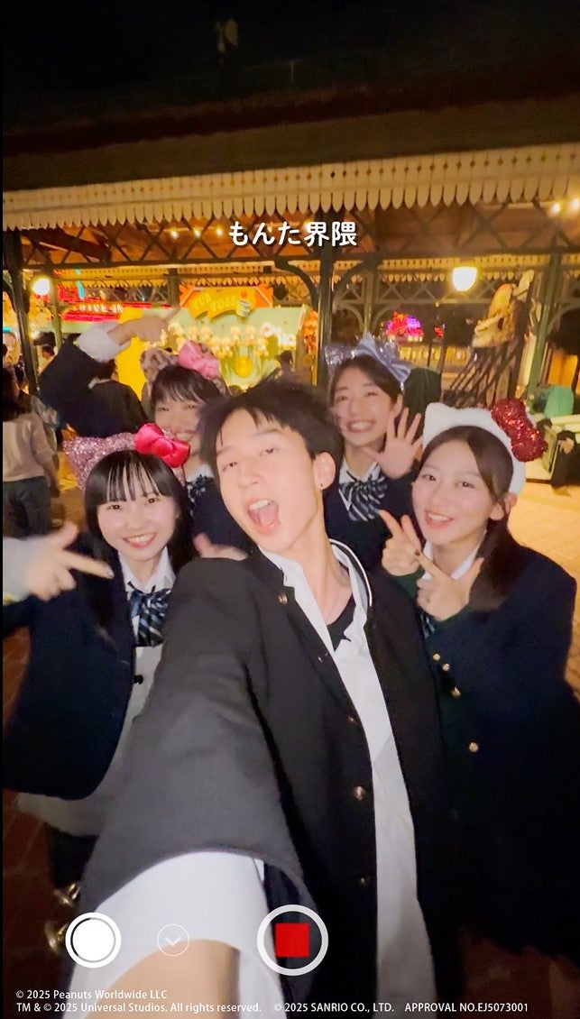 もんたと“もんた界隈”ノリ全開で自撮り撮影を行う様子／画像提供：ユニバーサル・スタジオ・ジャパン