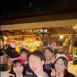 もんたと“もんた界隈”ノリ全開で自撮り撮影を行う様子/画像提供:ユニバーサル・スタジオ・ジャパン