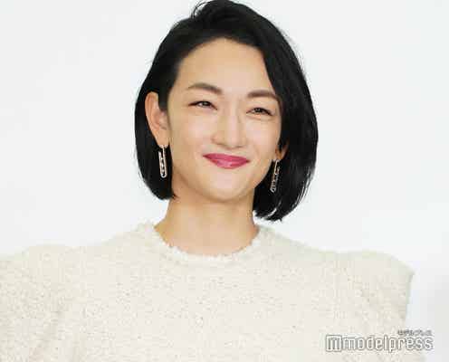 冨永愛、“ギャル風”ショットで圧巻の腹筋披露「カッコよすぎる」「美しい」の声続々