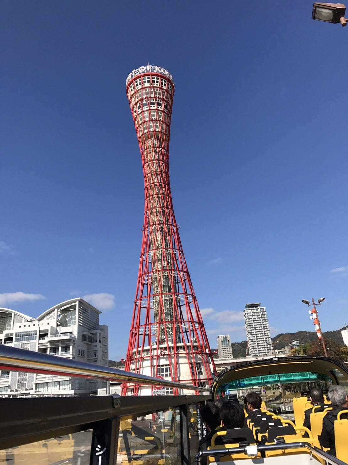 名所のひとつ「神戸ポートタワー」を車上から／画像提供：神姫バス