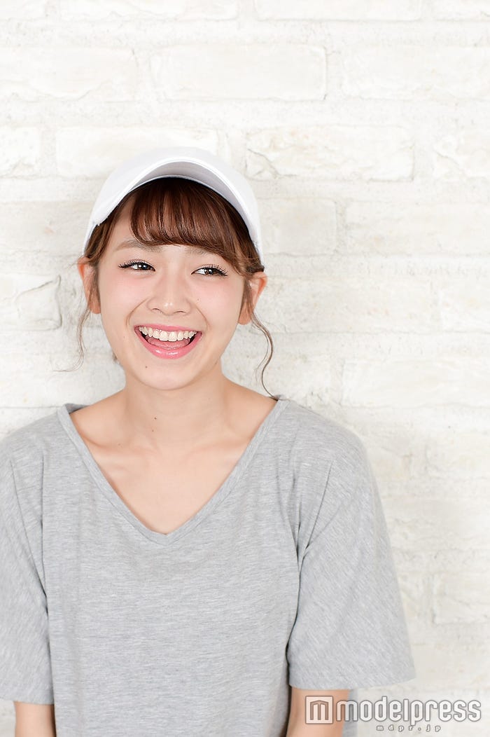 変顔以外の注目ポイントは顔周りの“ヒョロ毛”!ひゅひゅひゅっとアイロンで巻いてます/mirei(C)モデルプレス