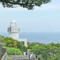 どこまでも続く青い海と白亜の灯台が絵になる「石廊崎」(提供画像)