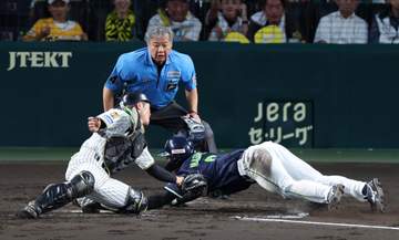 阪神 痛恨1イニング2失策から無安打で同点許す 佐藤輝が悪送球＆熊谷がファンブル 本塁クロスプレーのアウト判定が覆って甲子園悲鳴 下村は勝ち越し阻止