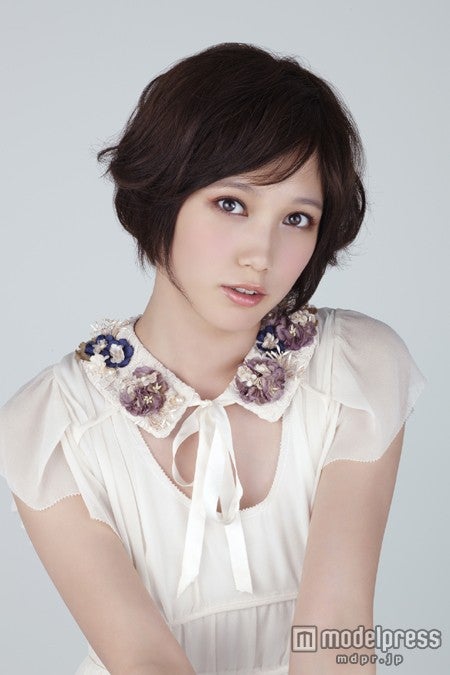 本田翼、上目遣いで小悪魔な表情