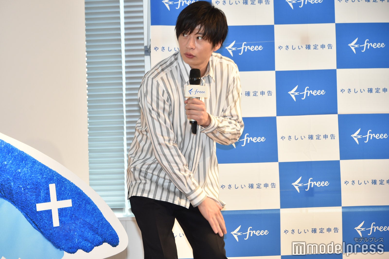 後輩の太ももらへんを小突いて終わった田中圭（C）モデルプレス