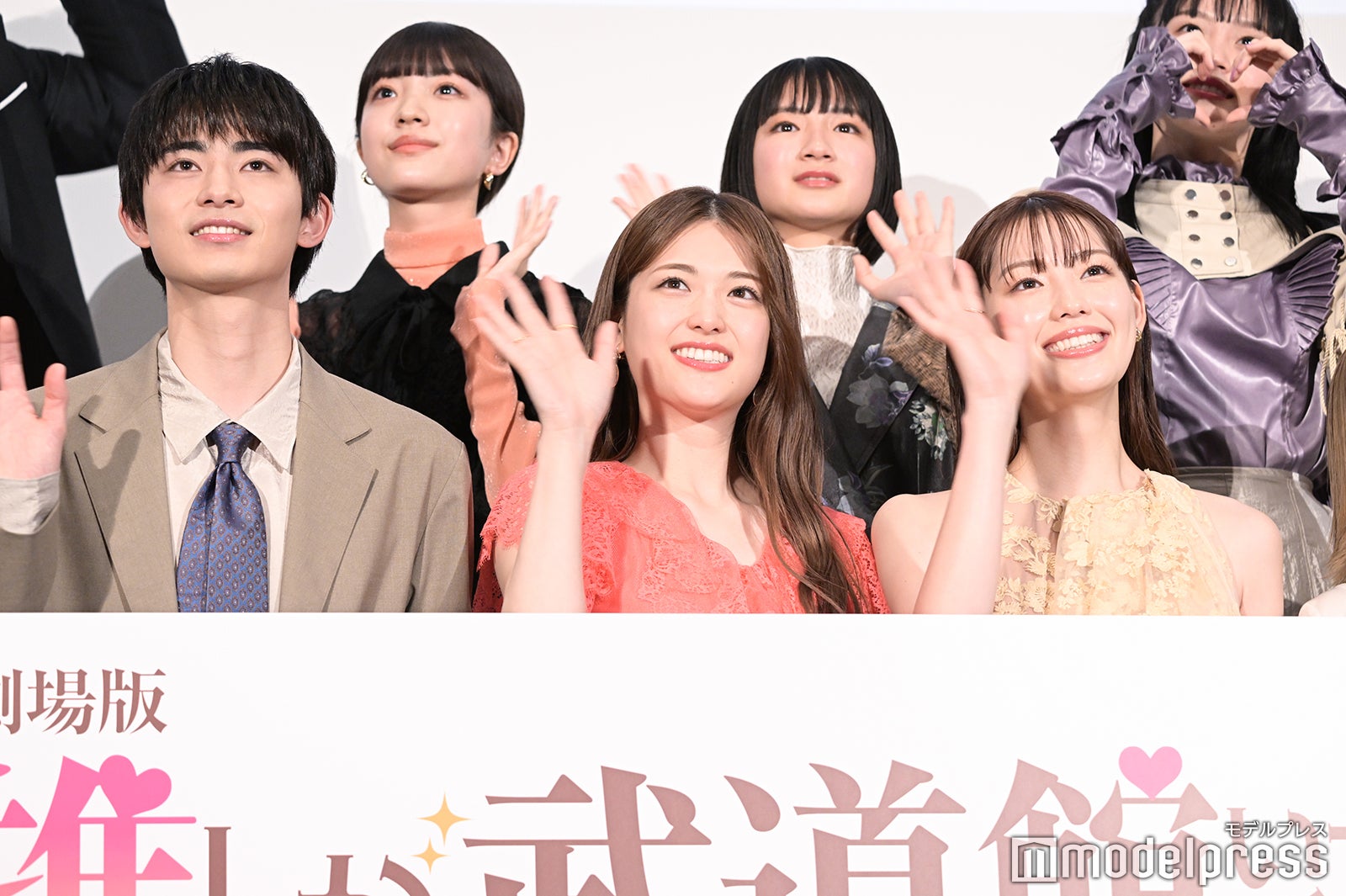 （前列左から）豊田裕大、松村沙友理、中村里帆（後列左から）伊礼姫奈、和田美羽（C）モデルプレス